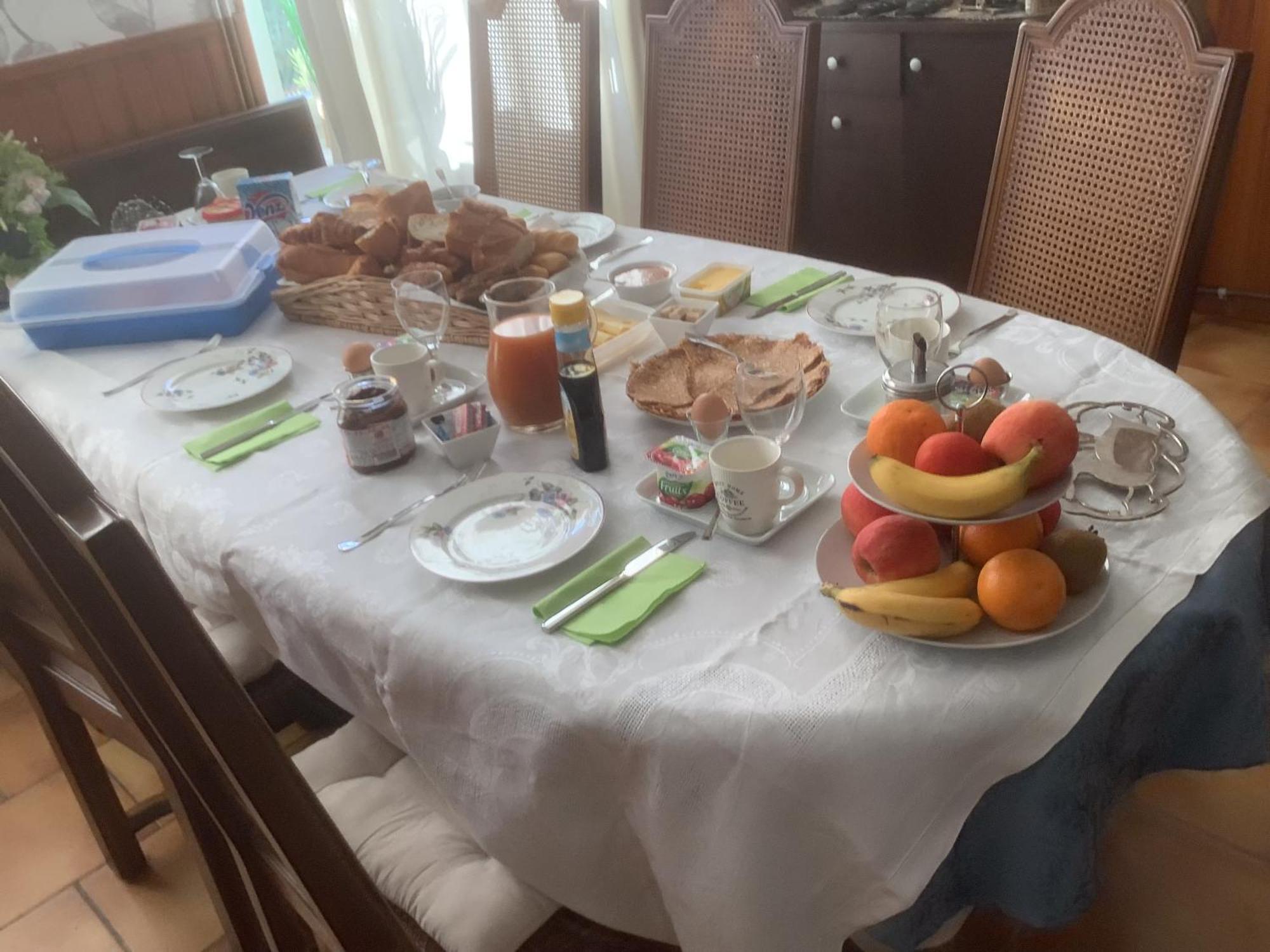 Saint-Bonnet-Tronçais Le Voyageur Bed & Breakfast エクステリア 写真