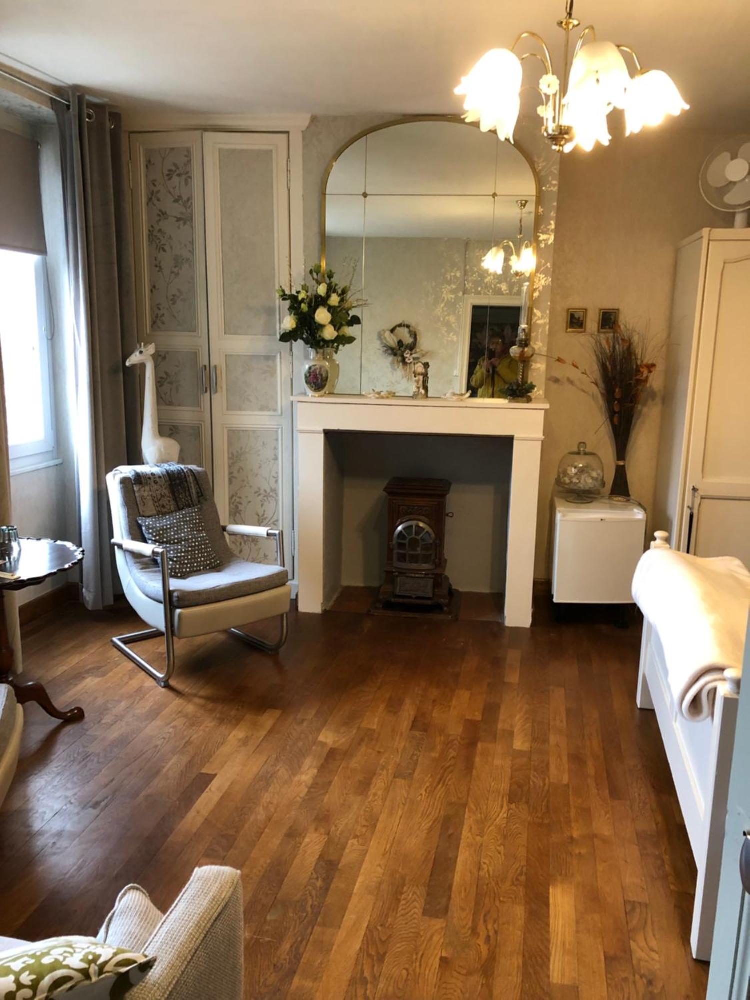 Saint-Bonnet-Tronçais Le Voyageur Bed & Breakfast エクステリア 写真